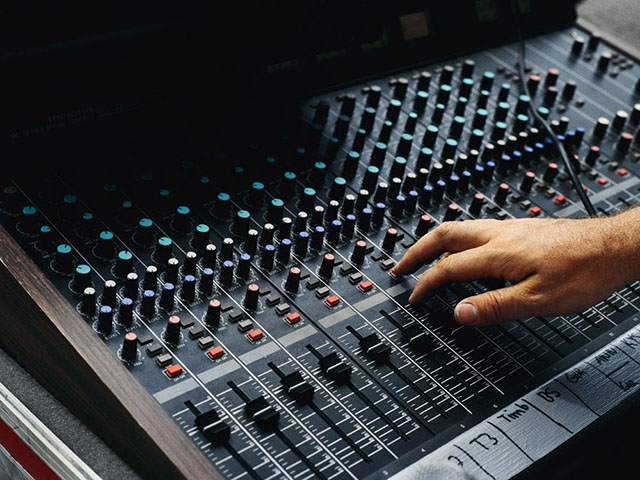 美國FM廣播信號(hào)持續(xù)猛增，AM電臺(tái)數(shù)再減